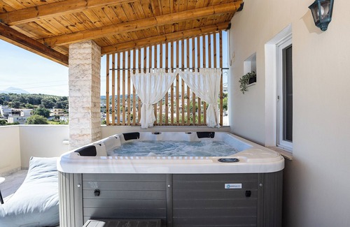 Rethymno Villa | Superb Villa w/ Private Pool, Jacuzzi, Gym & Sauna - 10m drive from Beach