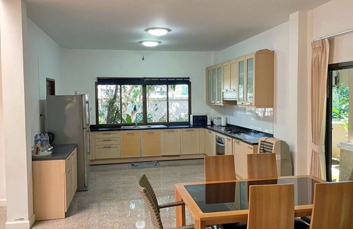 Ban Khlong Haeng Villa | Gran y espaciosa villa con piscina comunitaria.