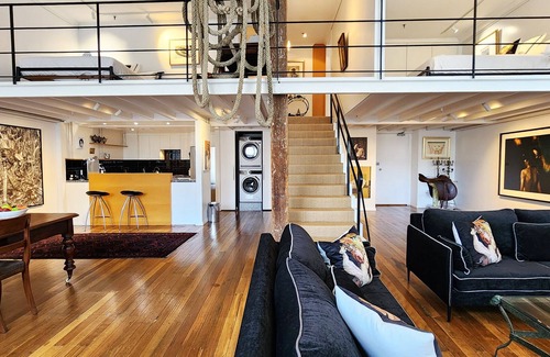 Rushcutters Bay Apartamento | Superb Warehouse Conversion - 2 Bedrooms | 1.5 Bathrooms | Parking