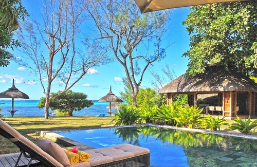 Roches Noires Villa | Magnífica villa frente al mar con piscina privada, personal de la casa
