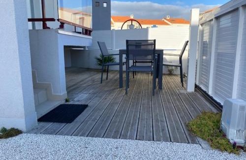 La Chaume Apartamento | Superbe appartement à La Chaume, proche mer, avec balcon, terrasse, parking et coin nuit - FR-1-422-33
