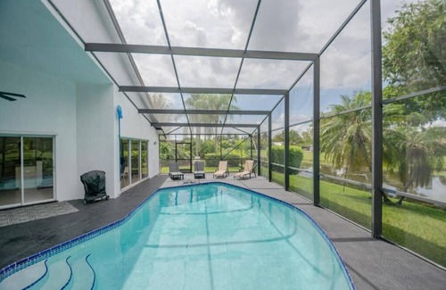 Wellington Casa | Superbe oasis au bord de l'eau allie le luxe Modène a la sérénité tropicale.
