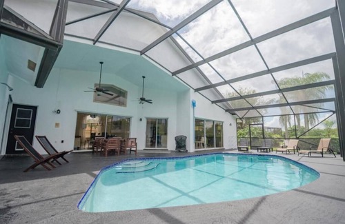 Wellington Casa | Superbe oasis au bord de l'eau allie le luxe Modène a la sérénité tropicale.
