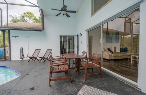 Wellington Casa | Superbe oasis au bord de l'eau allie le luxe Modène a la sérénité tropicale.