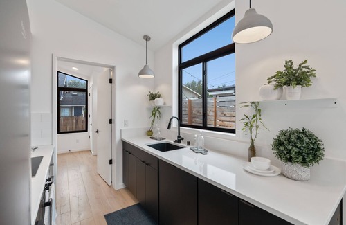 Delridge Casa | Superbly located Tiny house all Decked Out