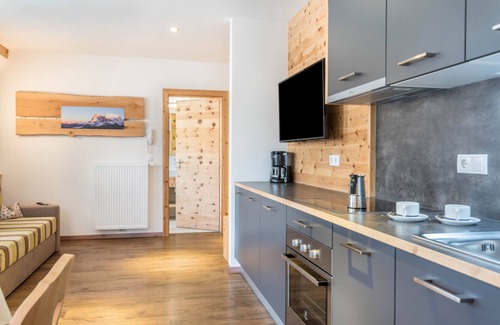 Gudon Apartamento | Superior apartamento vacacional 'Marialisa Tulpe' con vistas a la montaña, jacuzzi y Wi-Fi