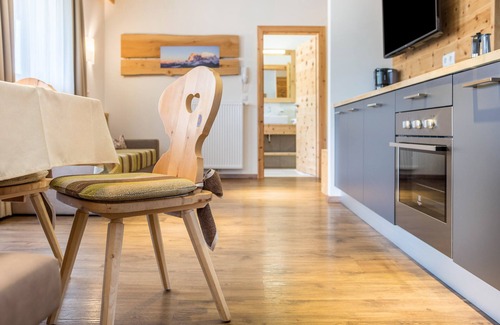 Gudon Apartamento | Superior apartamento vacacional 'Marialisa Tulpe' con vistas a la montaña, jacuzzi y Wi-Fi