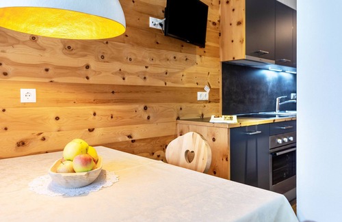 Gudon Apartamento | Superior apartamento vacacional 'Marialisa Apt Orchidee' con vistas a la montaña, jacuzzi y Wi-Fi