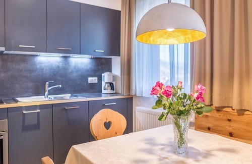 Gudon Apartamento | Apartamento superior 'Marialisa Apt Rose' con vistas a la montaña, jacuzzi y wifi