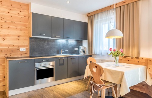 Gudon Apartamento | Apartamento superior 'Marialisa Apt Rose' con vistas a la montaña, jacuzzi y wifi