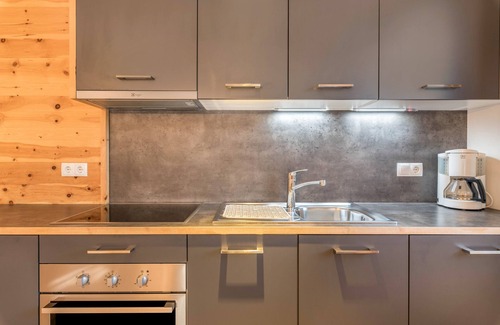 Gudon Apartamento | Apartamento superior 'Marialisa Apt Rose' con vistas a la montaña, jacuzzi y wifi
