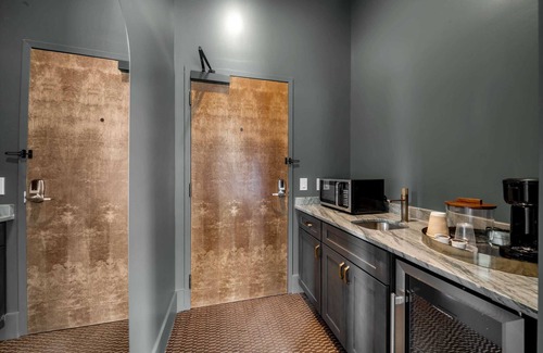 The Point Apartamento | Superior King Room at The Emerald