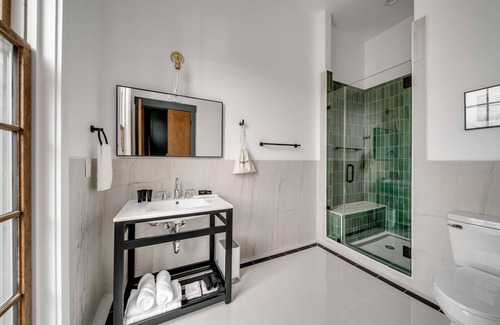 The Point Apartamento | Superior King Room at The Emerald