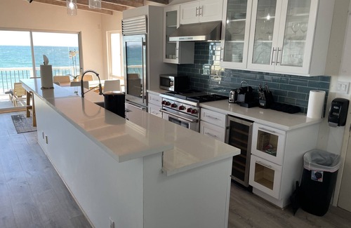 Central Malibu Casa | Superior Malibu Road Oceanfront Townhouse PRIVATE BEACH