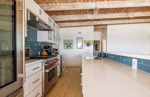 Central Malibu Casa | Superior Malibu Road Oceanfront Townhouse PRIVATE BEACH