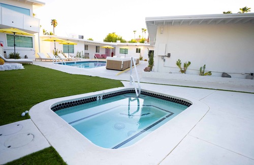 Uptown Design District Apartamento | Superior Room, 1 King Bed With Sofa Bed, Kitchen, Pool View