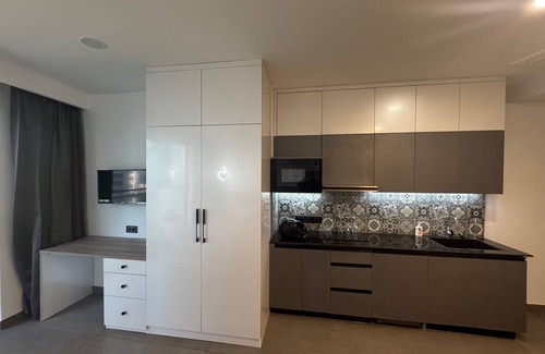 Noida Apartamento | SUPERNOVA RETREATS Cozy 1-bedroom apartment with AC, WiFi in nice Noida