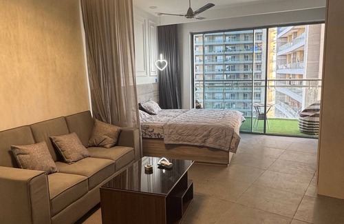 Noida Apartamento | SUPERNOVA RETREATS Cozy 1-bedroom apartment with AC, WiFi in nice Noida
