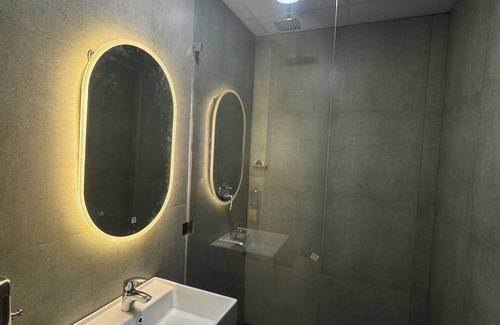 Noida Apartamento | SUPERNOVA RETREATS Cozy 1-bedroom apartment with AC, WiFi in nice Noida