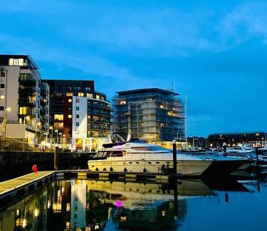 Southampton City Centre Alquiler De Eote | SUPERYACHT ON TOWN QUAY MARINA, SOUTHAMPTON - Very close to city centre and cruise terminals - free parking included