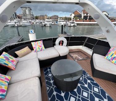 Southampton City Centre Alquiler De Eote | SUPERYACHT ON TOWN QUAY MARINA, SOUTHAMPTON - Very close to city centre and cruise terminals - free parking included