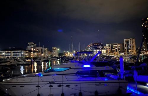 Southampton City Centre Alquiler De Eote | SUPERYACHT ON TOWN QUAY MARINA, SOUTHAMPTON - Very close to city centre and cruise terminals - free parking included
