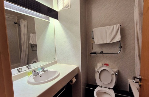 Bicker Bar Hotel | Supreme Inn Boston