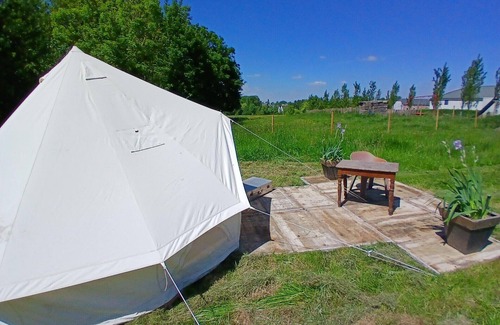Ohey Cabina | "Sur les prés" is a tent set up in a meadow, 100% natural.
