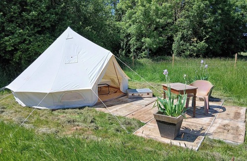 Ohey Cabina | "Sur les prés" is a tent set up in a meadow, 100% natural.
