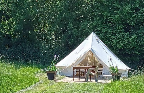 Ohey Cabina | "Sur les prés" is a tent set up in a meadow, 100% natural.