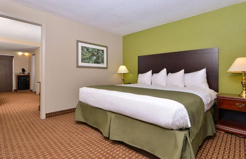 Northeast Raleigh Hotel | SureStay Plus Hotel by Best Western Raleigh North Downtown