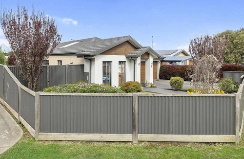 Sunderland Bay Casa | Surf Beachhouse is close to a fabulous surf beach