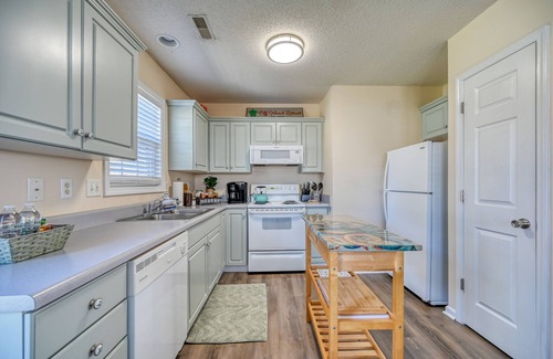 Hampstead Casa | Surf City Off Island Retreat! 2.5 mi to beach - Flexible booking days!
