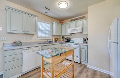 Hampstead Casa | Surf City Off Island Retreat! 2.5 mi to beach - Flexible booking days!