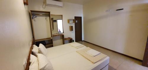 Thulusdhoo Island Casa | Surf Deck