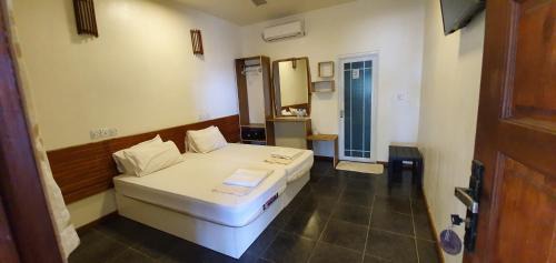 Thulusdhoo Island Casa | Surf Deck