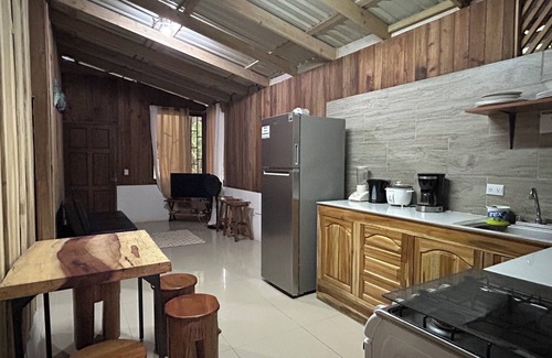 Dominicalito Casa | Surf Shack: 5 min to Beach/5 min to Waterfall: Great Wi-Fi -Sleeps 5
