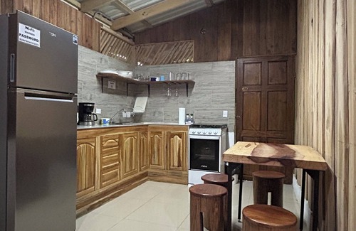 Dominicalito Casa | Surf Shack: 5 min to Beach/5 min to Waterfall: Great Wi-Fi -Sleeps 5