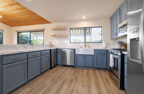 Oak Shores Casa | Surf Shack- Exclusive Lakefront 5bd w/Boat Slip