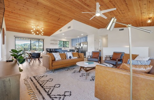 Oak Shores Casa | Surf Shack- Exclusive Lakefront 5bd w/Boat Slip