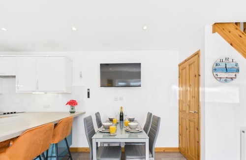 Newquay Casa | Surf View by Signature Stays - Newquay House with Pool - Parking - Sleeps 6