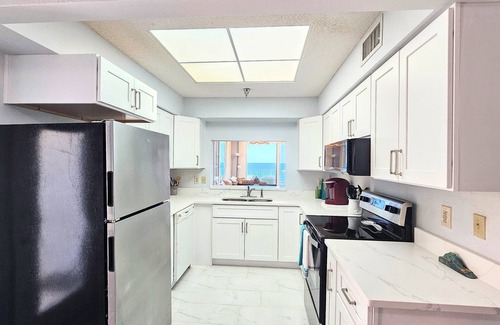 Palm Coast Condominio | 🌅"Surfclub Retreat"🌴6th Floor Penthouse Corner! Wraparound Balcony! Ocean Views!🏖️