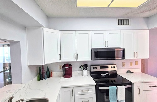Palm Coast Condominio | 🌅"Surfclub Retreat"🌴6th Floor Penthouse Corner! Wraparound Balcony! Ocean Views!🏖️