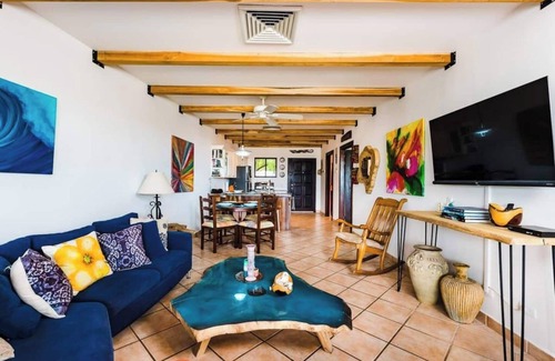 Tamarindo Apartamento | Condominio remodelado a solo pasos de la playa en el centro de Tamarindo