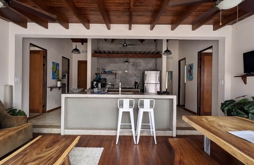 Playa Avellanas Casa | Nueva casa de vacaciones de lujo Beachwalk 3BR, Avellanas. Sendero tropical para surfear.