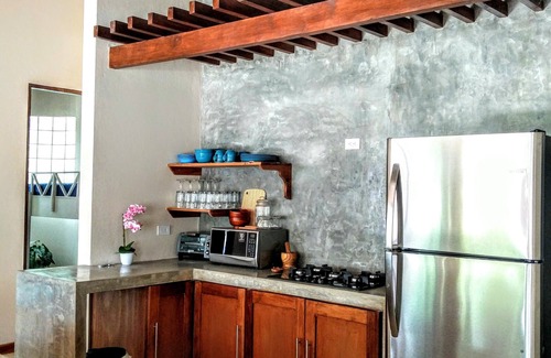 Playa Avellanas Casa | Nueva casa de vacaciones de lujo Beachwalk 3BR, Avellanas. Sendero tropical para surfear.