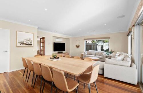 Ocean Grove Casa | Surfside Haven - 100m to beach - sleeps 12!