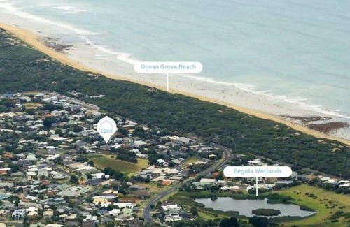 Ocean Grove Casa | Surfside Haven - 100m to beach - sleeps 12!