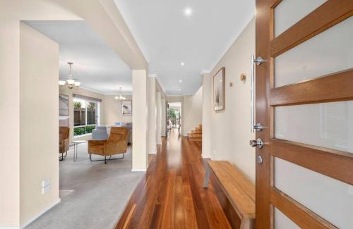 Ocean Grove Casa | Surfside Haven - 100m to beach - sleeps 12!