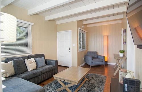 Middletown Apartamento | Surreal Sunsets in Mission Hills Apartment